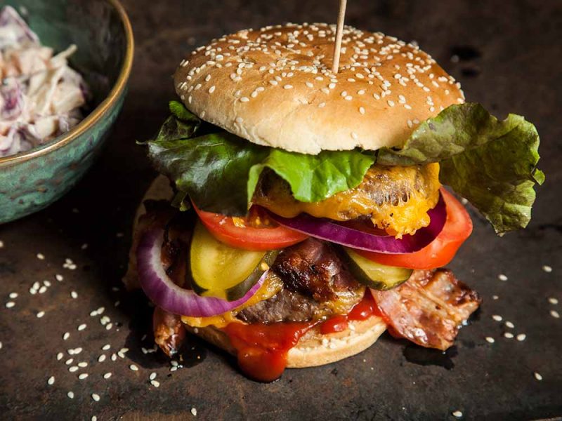 Otto’s XXL-Burger with Coleslaw
  
  
  
  &ndash; Otto Wilde Grillers